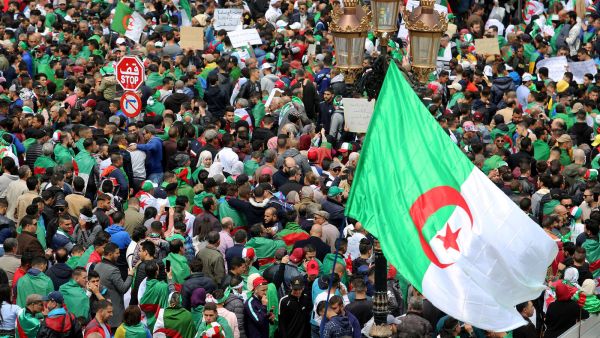 الجزائر: 24 طلب ترشح لانتخابات رئاسية ترفضها المعارضة والحراك