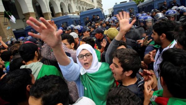 مئات الطلاب الجزائريين يتظاهرون ضد إجراء انتخابات رئاسية