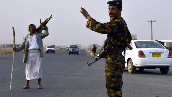 مسؤول يمني يتهم قائد عسكري بــ"الخيانة"