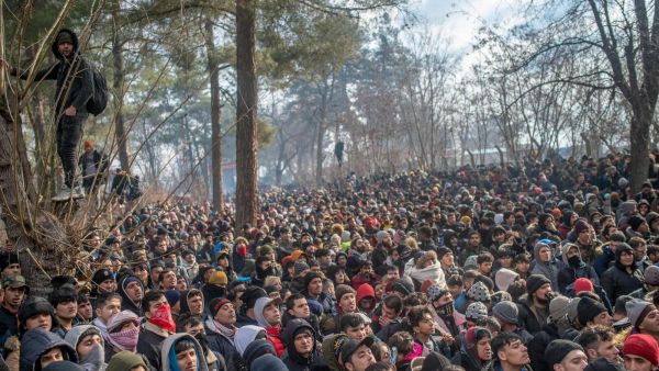 سياج وغاز وصقيع الغابة امام المهاجرين عند الحدود اليونانية