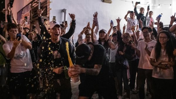 معسكر الديمقراطيين في هونغ كونغ يتجه نحو فوز ساحق في الانتخابات 