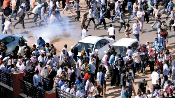 الرياض وأبو ظبي تخشيان الفوضى في السودان وانتقال العدوى