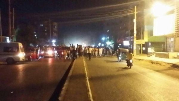 محتجون غاضبون يغلقون شوارع حيوية في الخرطوم