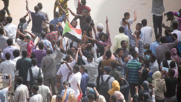 قتيلان وعشرات الجرحى أثناء فض الاعتصام أمام قيادة الجيش في الخرطوم