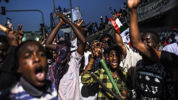متظاهرون سودانيون يطردون شاحنة مساعدات إماراتية