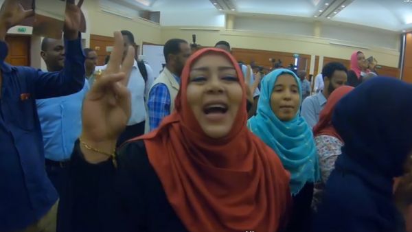 سودانيات يهتفن "مدنية" في وجه حميدتي 