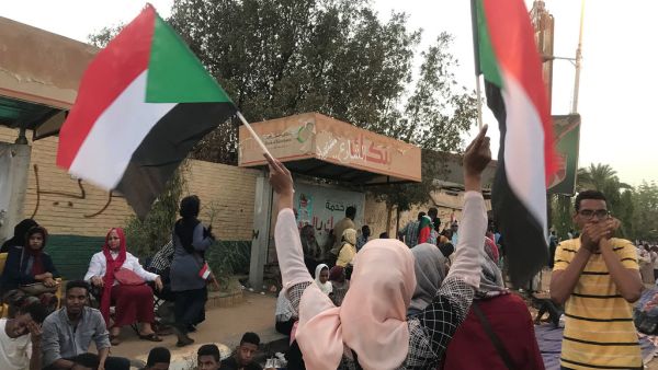 طائرة قطرية تصل الخرطوم محملة بـ65 طنا من المواد الإغاثية