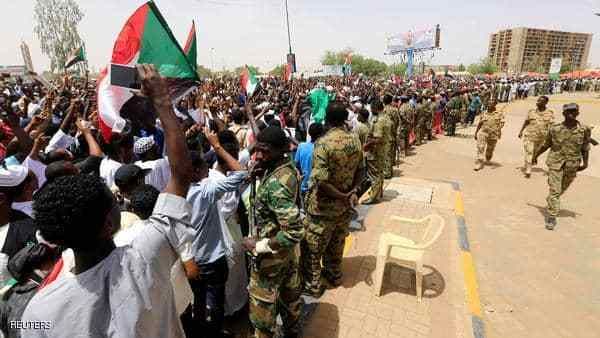 آلاف السودانيين يشيعون جثمان أحد مفقودي فض اعتصام الخرطوم