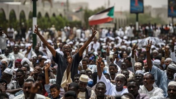 "المهنيين السودانيين" يرفض تجاوز المؤسسة العسكرية بعد فضيحة اللقاء مع نتنياهو