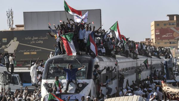 المتظاهرون السودانيون يعتلون أسطح القطارات