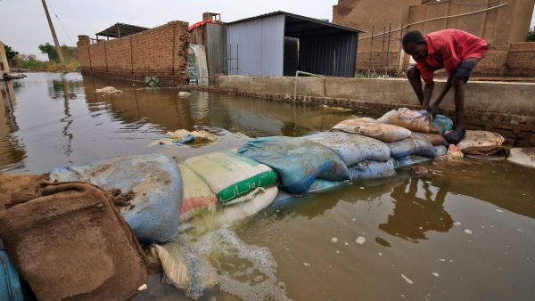 ارتفاع عدد ضحايا الفيضانات والسيول بالسودان إلى 121 شخصا