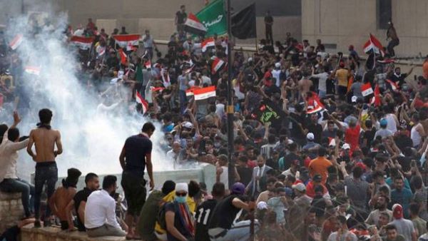 البصرة 100 مصاب عراقي خلال 24 ساعة جراء قنابل الغاز