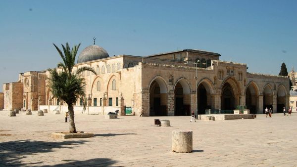 قال ناشطون إن الحكومة السعودية تدفع العتيبي وغيره إلى التقليل من أهمية المسجد الأقصى