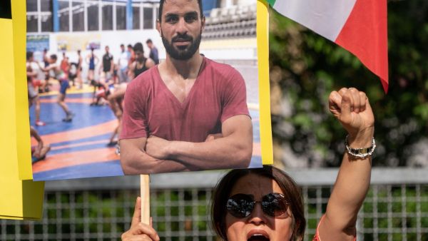 المصارع الإيراني نافيد أفكاري