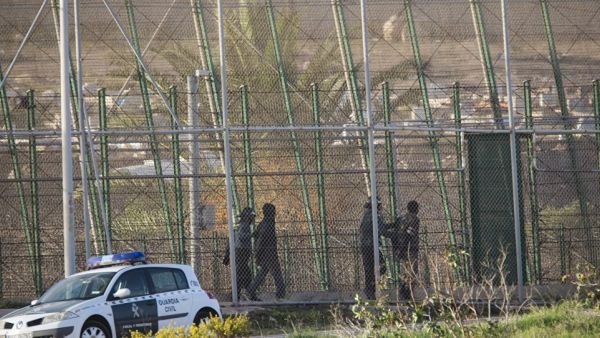 قوات الأمن المغربية تستخدم خراطيم المياه لفض اعتصام للمعلمين