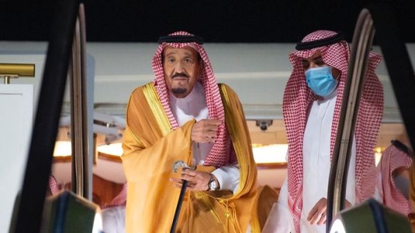 بث التلفزيون السعودي لقطات تظهر الملك سلمان خلال مغادرته الرياض ووصوله إلى نيوم- واس