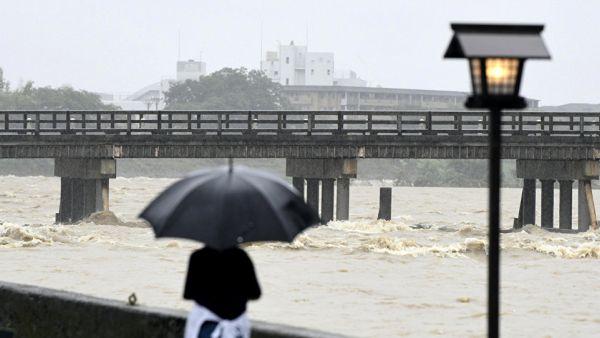 أمر مليون ياباني بمغادرة منازلهم مع استمرار هطول الأمطار