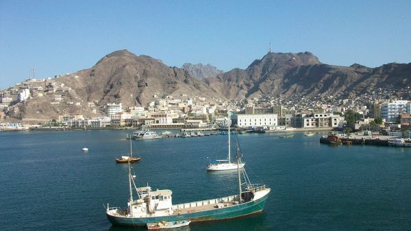 الحكومة اليمنية تحذر من كارثة نفطية في الخليج وتتهم الحوثي