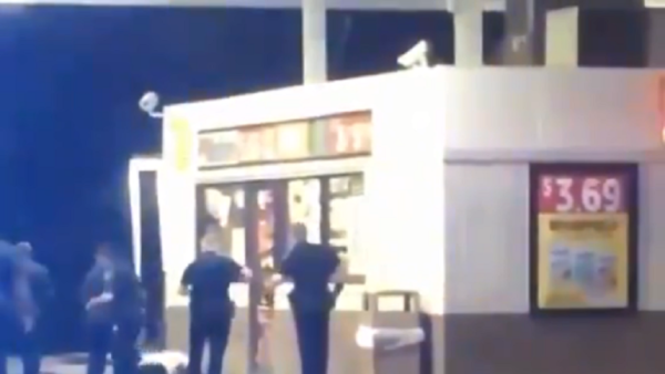 الشرطة الأمريكية تقتل برصاص رجلا أسمر خلال محاولة احتجازه أمام متجر 