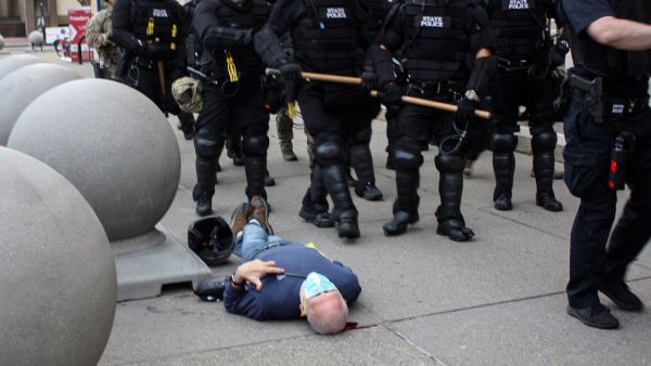 رفع دعوى ضد شرطيين أمريكيين دفعا محتجا سبعينيا أرضا