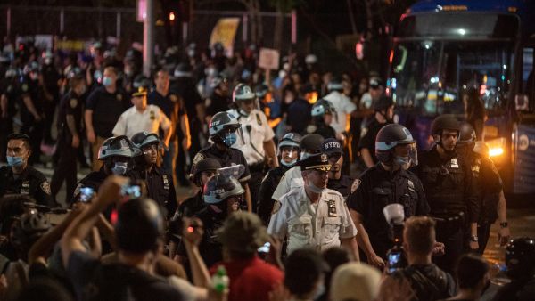 مواجهات بين متظاهرين ضد العنصرية والشرطة في مدن أمريكية