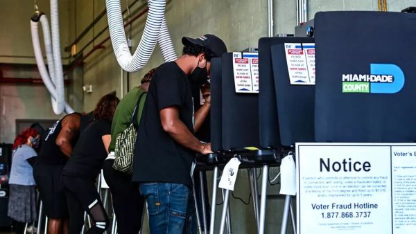 ناخبون يدلون بأصواتهم في الانتخابات الرئاسية الأميركية