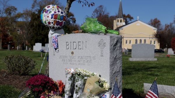 بعيد تسميته رئيسا منتخبا.. بايدن يزور قبر من شجعه على خوض الانتخابات
