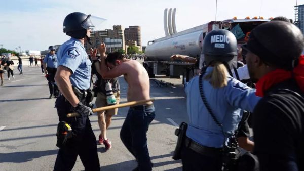 فرض حظر تجول ليلي في نيويورك وأوباما يندد باستخدام العنف في الاحتجاجات