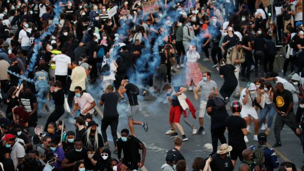 صدامات في باريس على هامش تظاهرة ضد عنف الشرطة