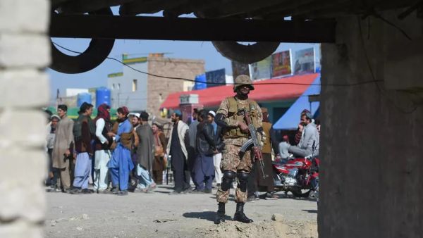 جندي باكستاني في سوق في ميرانشاه