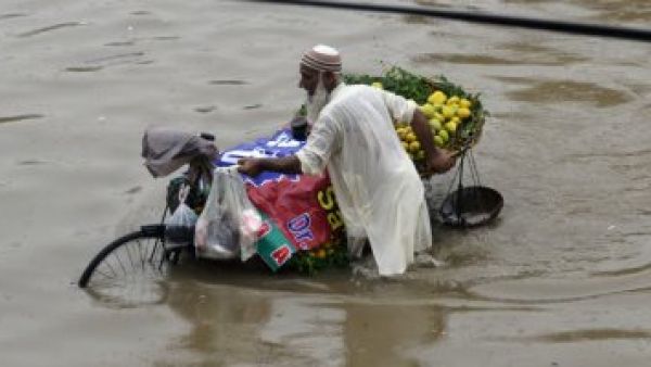 مقتل 12 شخصا صعقا بالكهرباء في باكستان 