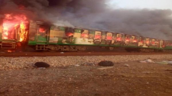 65 قتيلا جراء حريق بقطار ركاب في باكستان