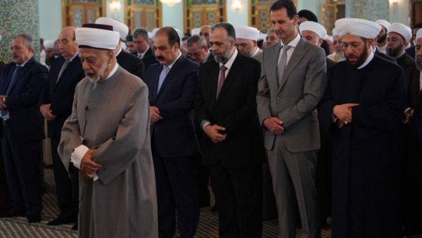 بشار الأسد يصلي العيد في مسجد بدمشق