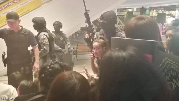 آلاف يشعلون شموعا لتأبين ضحايا جريمة القتل العشوائي بتايلاند