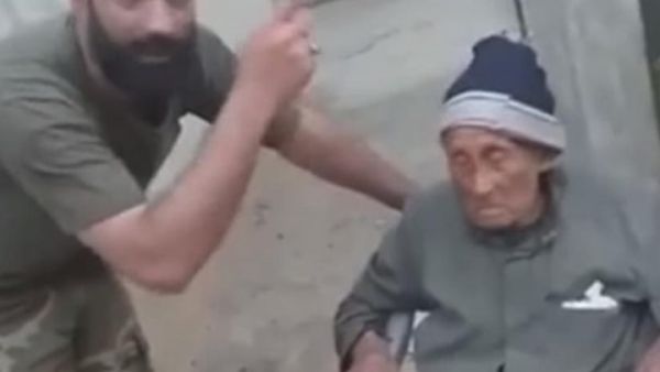 عناصر من النظام السوري يهينون مسنا في ريف حماة