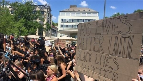 سويسرا: أكثر من 10 آلاف شخص يتظاهرون ضد العنصرية في زيورخ