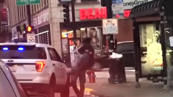 إيقاف شرطي أمريكي طرح رجلا أرضا بقوة خلال القبض عليه