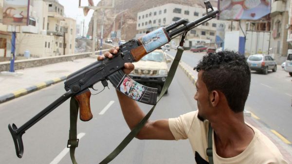 النزاع اليمني يزداد تعقيدًا..اشتباكات في عدن وتحذيرت سعودية أممية