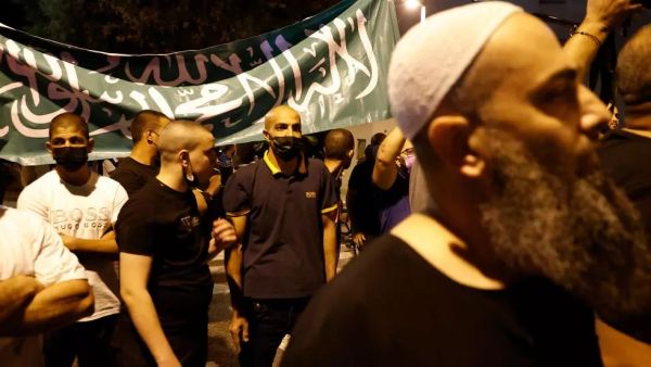 عرب الداخل يحتجون أمام مقر إقامة سفير فرنسا في يافا