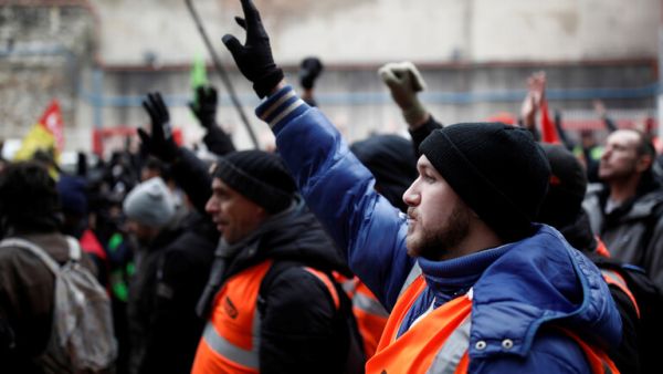 توتر متصاعد في الإضراب على إصلاح نظام التقاعد في فرنسا