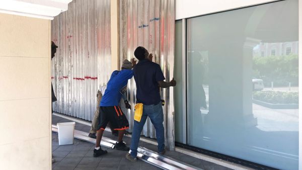 سكان مدينة ميامي في فلوريدا يحصنون منازلهم ومحالهم بألواح خشبية قبل وصول الإعصار دوريان