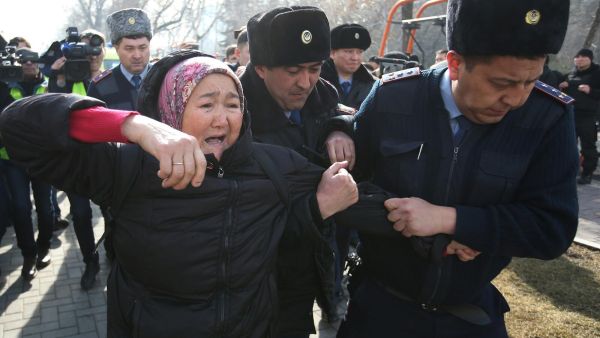 اعتقال عشرات المحتجين المناهضين للحكومة في كازاخستان