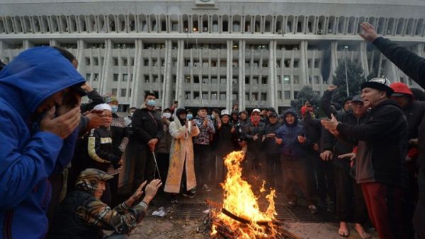 فوضى بقرغيزستان.. والمعارضة تعلن الاستيلاء على الحكم (شاهد)