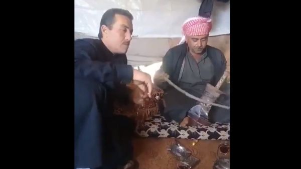 يقصفهم النظام السوري اثناء عزف الموسيقي في خيمة مهجّرين