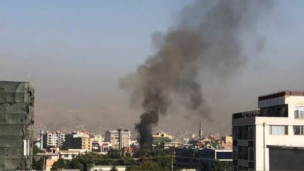 الدخان يتصاعد من موقع الانفجار في كابول