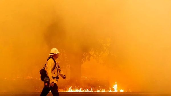 رجل إطفاء يشارك في عمليات مكافحة الحرائق في كاليفورنيا