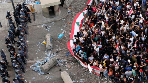 عودة العنف مجددا للبنان واشتباكات بين الجيش ومتظاهرين
