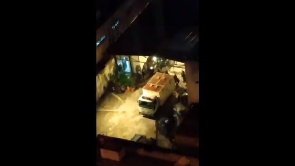 مشهد من فيديو  فيه اعتداء من الأمن بلبنان على متظاهرين