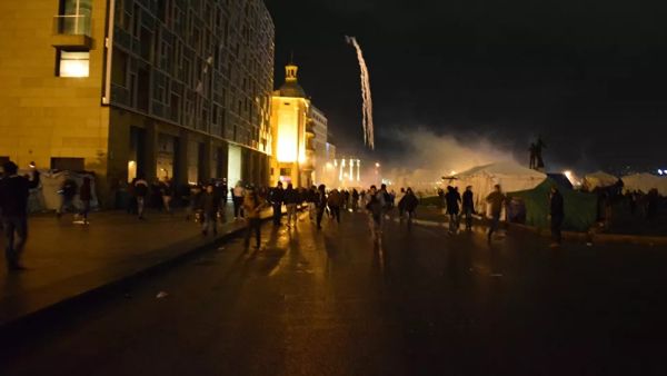 عودة التظاهرات والاحتجاجات ليلا وإطلاق نار في وسط بيروت