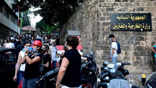 المتظاهرون يغادرون مبنى وزارة الخارجية في بيروت